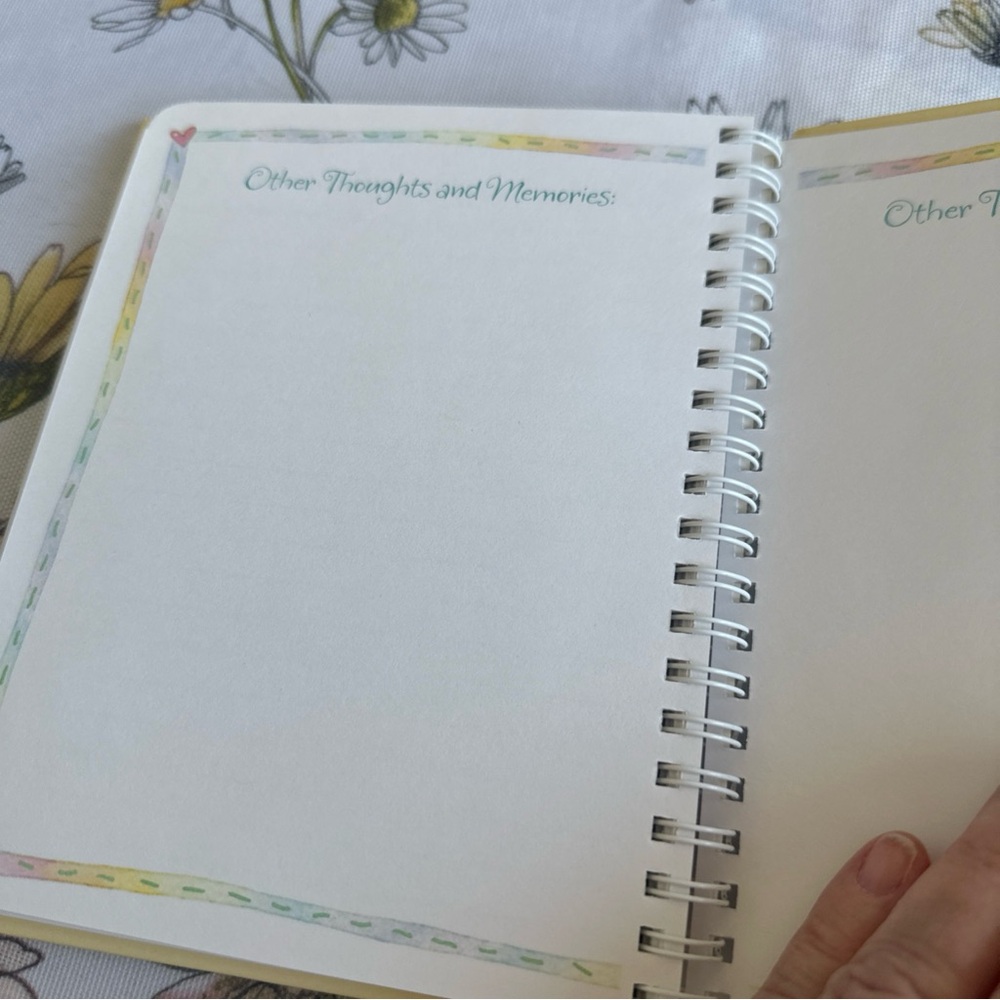 Hallmark Before baby arrives a mother‘s pregnancy journal book. A memory book - Picture 5 of 15